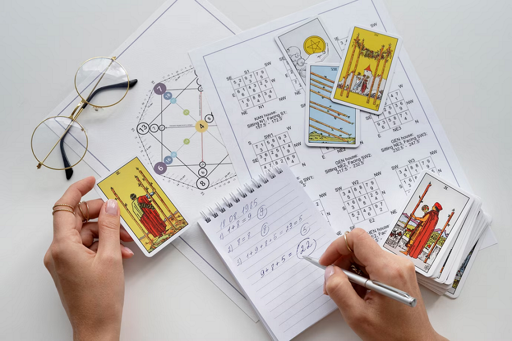 Anuncios relevantes sobre tarot, videncia y cursos de astrología, numerología