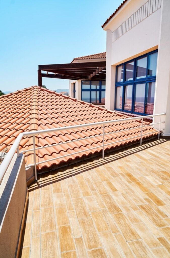Soluciones eficaces y duraderas de reparación e impermeabilización para tejados, cubiertas y terrazas en Valencia.