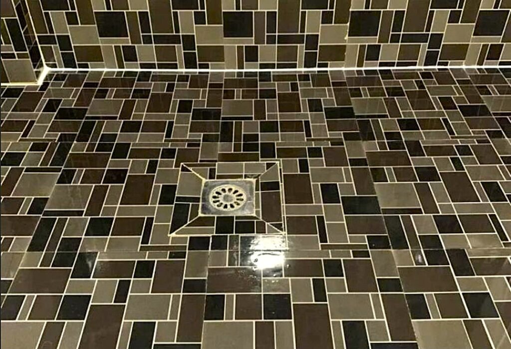 Detalle de sumidero y pendientes en terraza plana saneada por Europa 9 para evitar filtraciones y estancamientos.