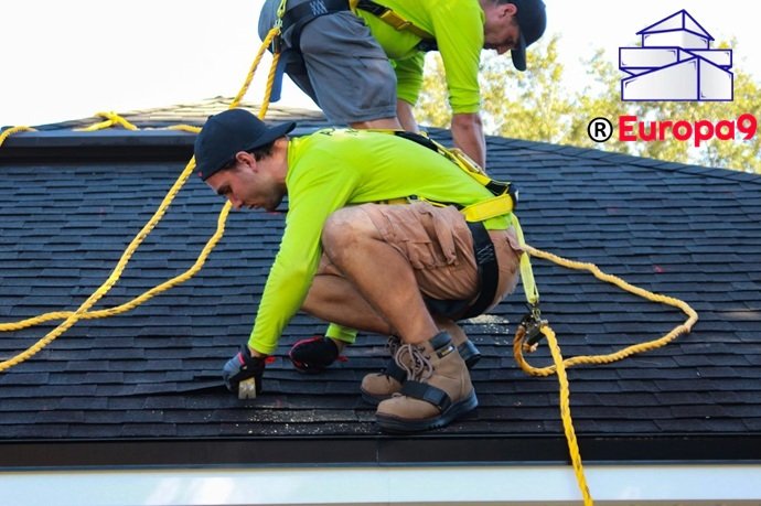 Técnicos de Europa 9 realizando reparación y revisión segura de tejado inclinado mediante técnicas de trabajos verticales.