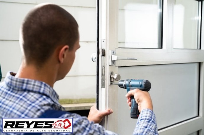 Cerrajero profesional de Cerrajería Reyes reparando y reforzando cerradura de puerta en Sabadell