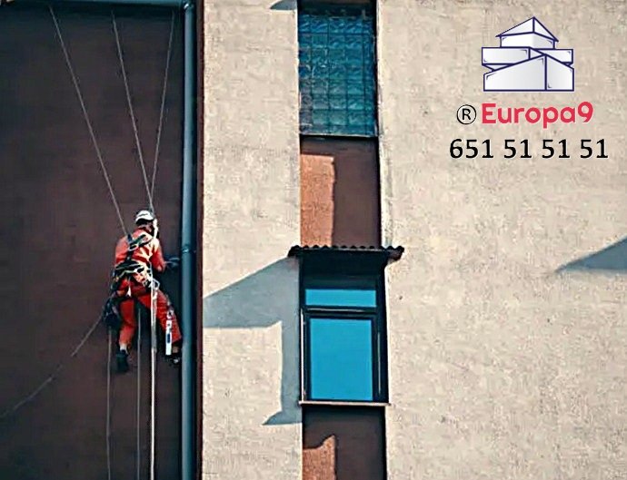 Operario veterano ejecutando reparaciones técnicas en paramentos verticales de Valencia mediante sistemas de cuerdas.