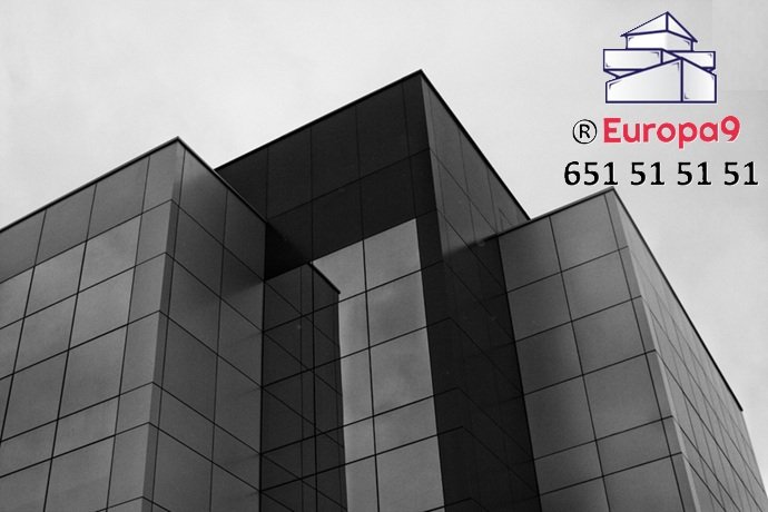 Cerramientos estancos y estructuras altas ejecutadas bajo normativas rigurosas de aislamiento.