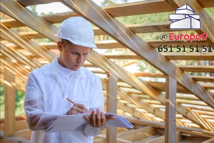 écnico especialista analizando y evaluando la estructura de un tejado durante su inspección técnica.