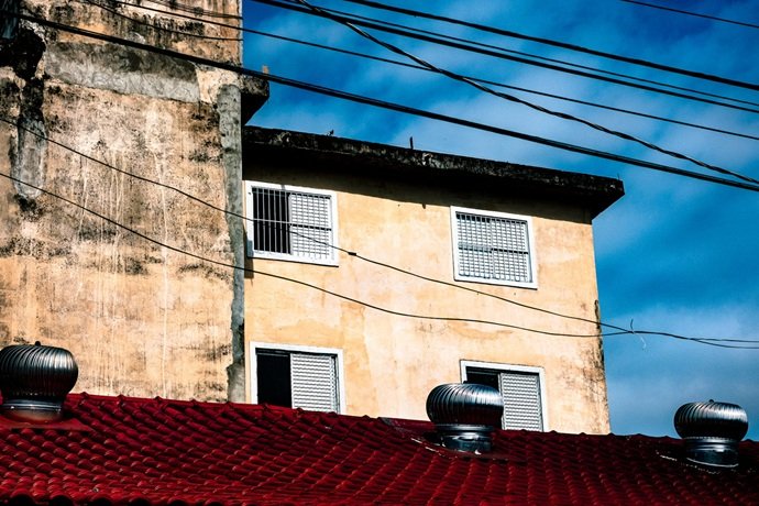 Edificación con desprendimientos y patologías hídricas previas al saneamiento técnico.