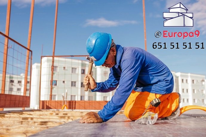 Técnico cualificado de Europa 9 ejecutando el saneamiento y la preparación estructural de una base en Valencia.