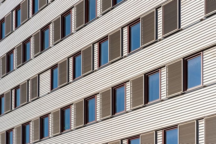 Fachada modular rítmica con paneles a modo de sistemas de protección térmica y lamas en Ribarroja del Turia.