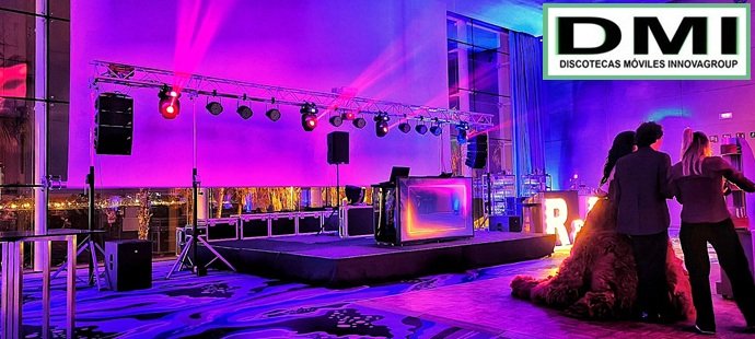 Montaje de discomóvil de gran formato con sonido Line Array, puente truss e iluminación robotizada para eventos de gala.