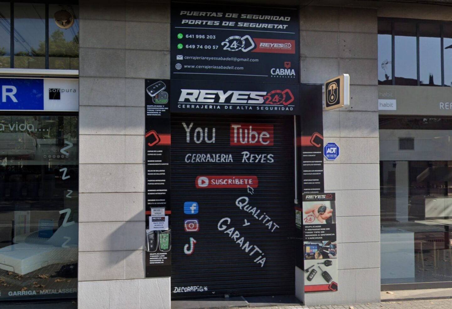 Fachada principal de Cerrajería Reyes en Sabadell, mostrando transparencia comercial y lista de servicios técnicos avanzados.